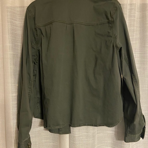 Olive green light weight, cropped shacket - Picture 3 of 7